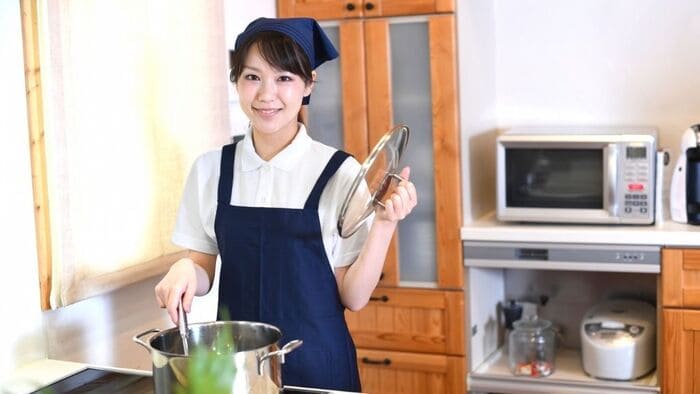 料理する家政婦