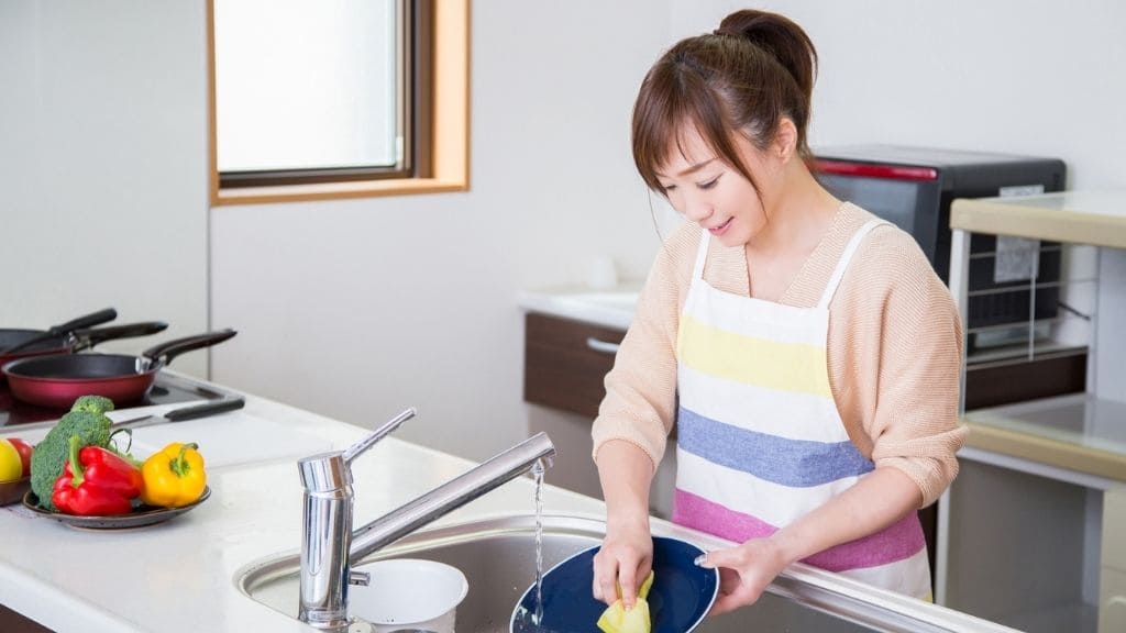 皿洗いする女性