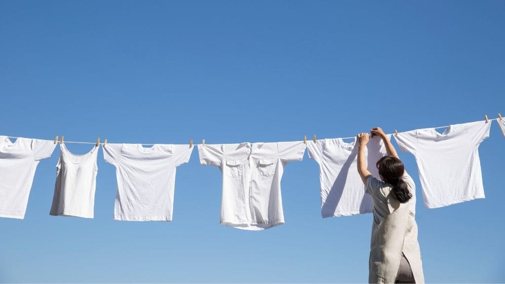 洗濯する女性