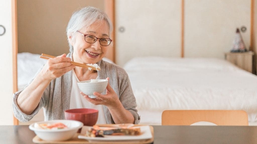 ご飯を食べる高齢女性