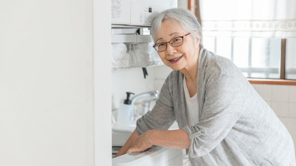 掃除する高齢女性