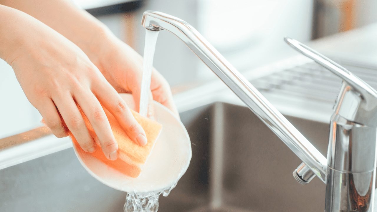 皿を洗う女性の手