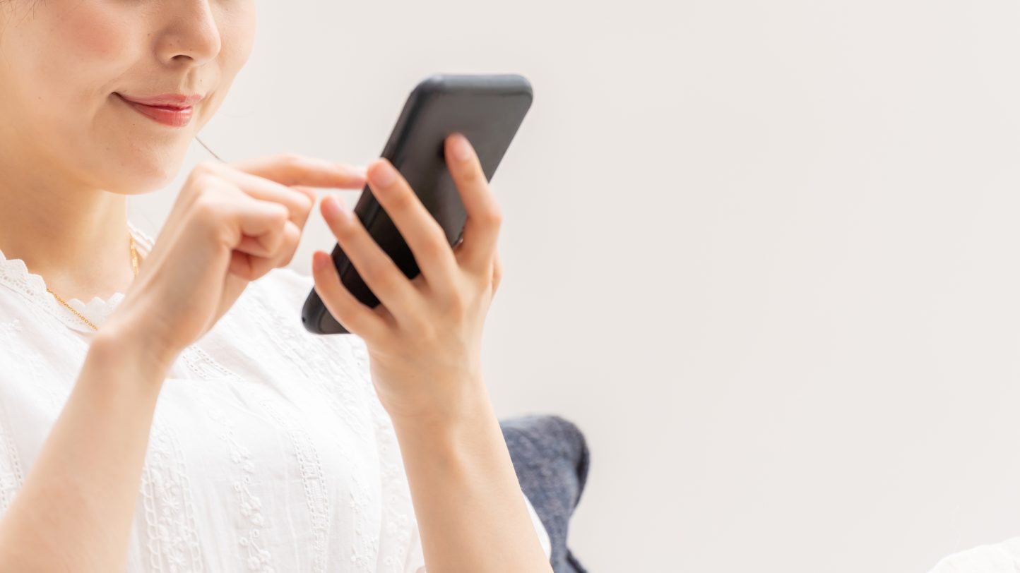 スマホ操作する女性