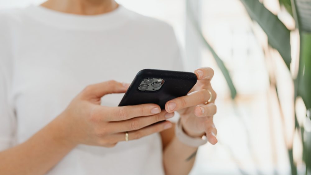 スマホ操作する女性の手元