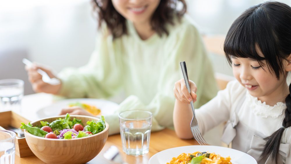 ご飯を食べる親子