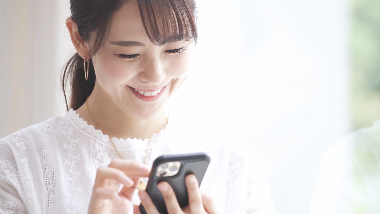 スマホ操作する女性