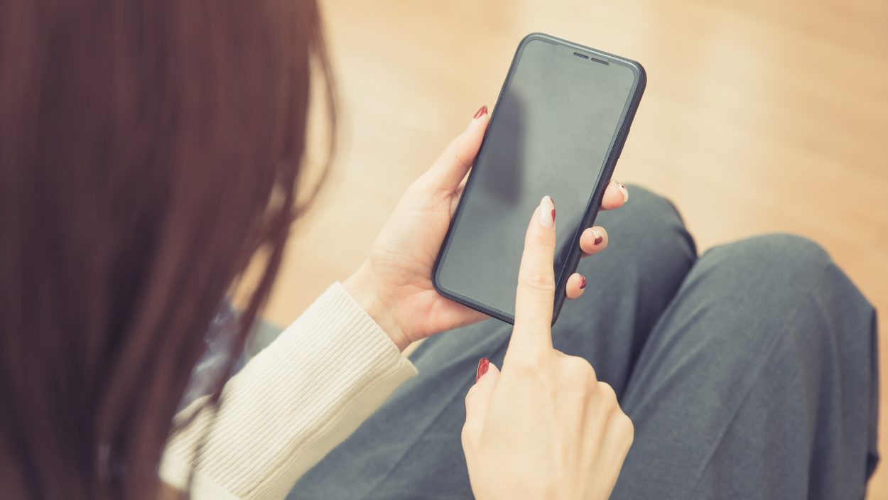 スマホ操作する女性