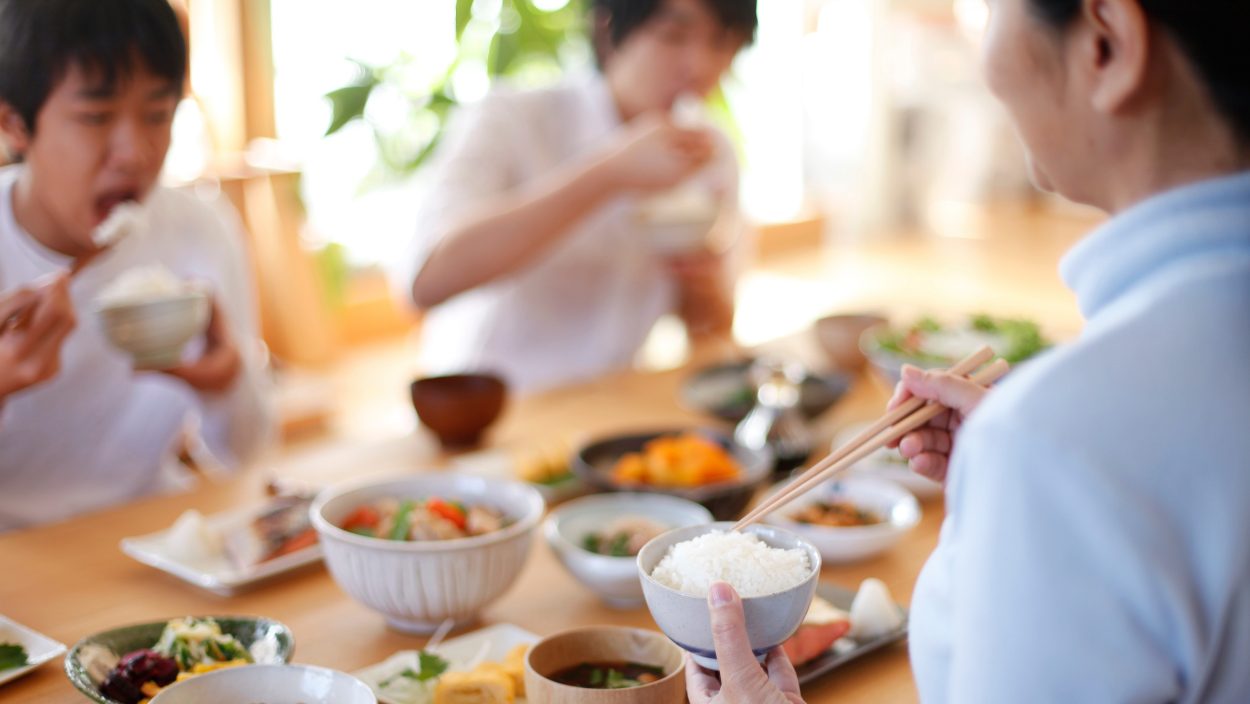 食卓を囲む家族