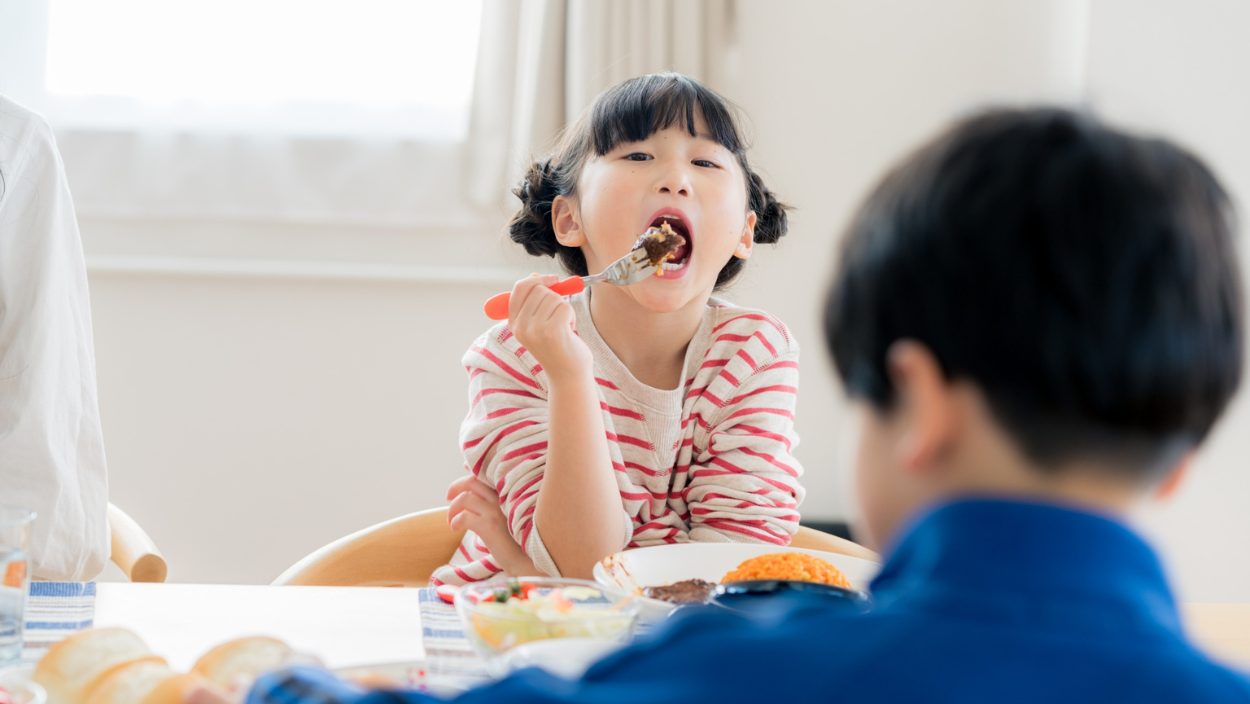 ダイニングで食事する子供