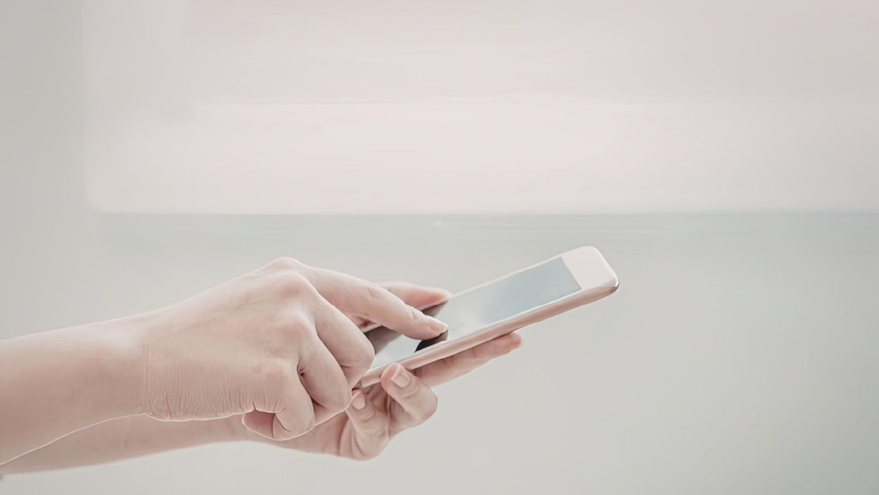 スマホ操作する女性の手