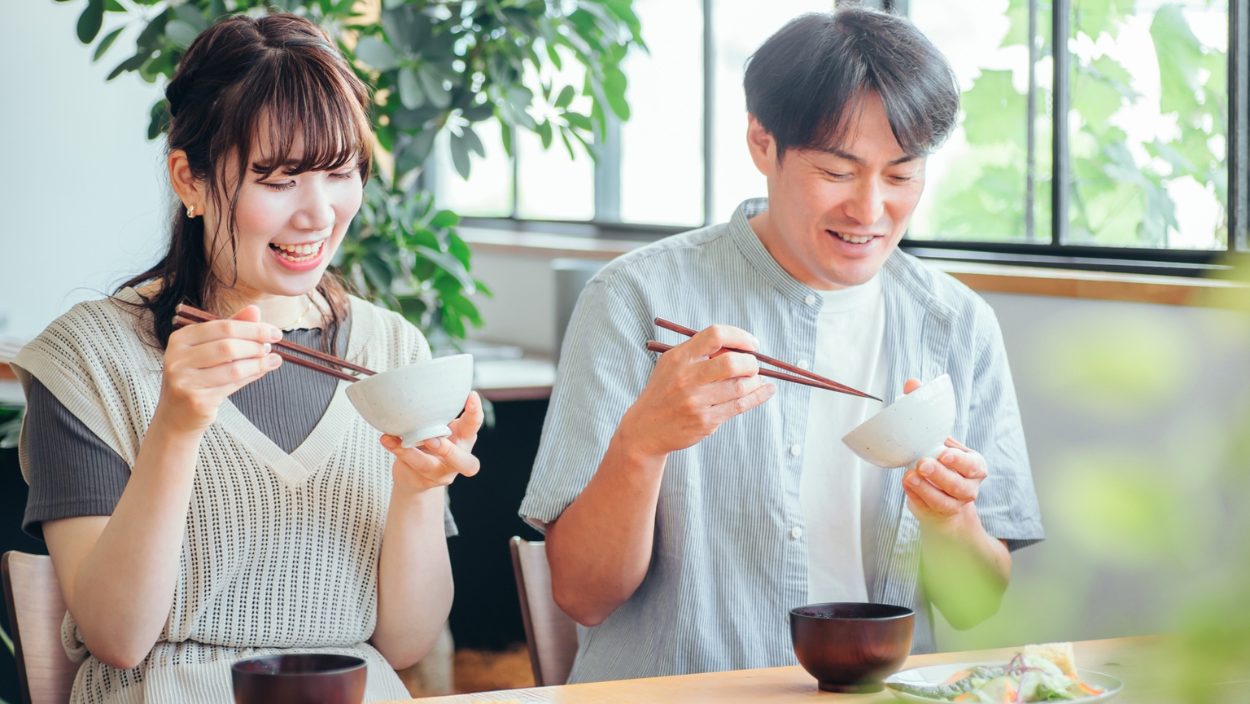 食事する男女